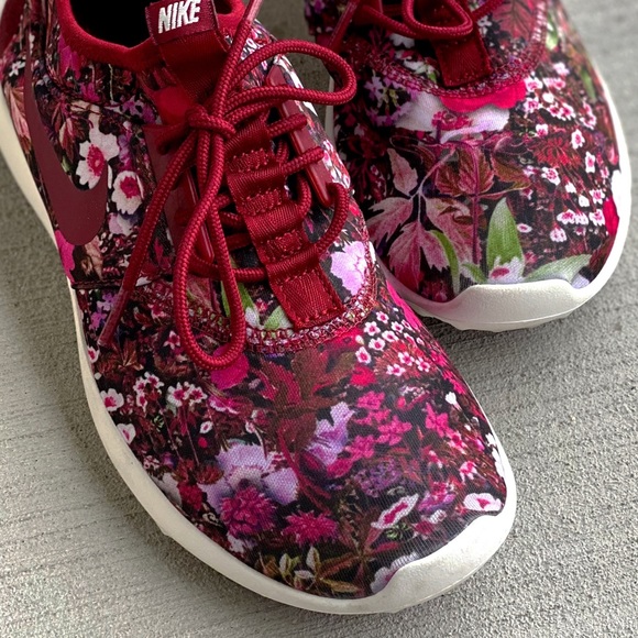 RARE FIND Nike Women’s Rejuvenate Floral Print Sneakers - Picture 4 of 6